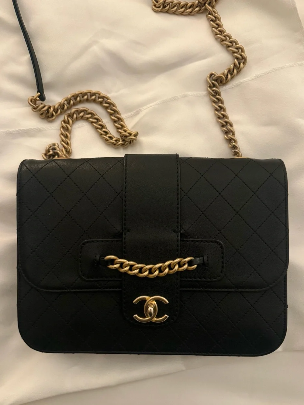 CHANEL Black Quilted Leather Shoulder Bag with Gold Chain